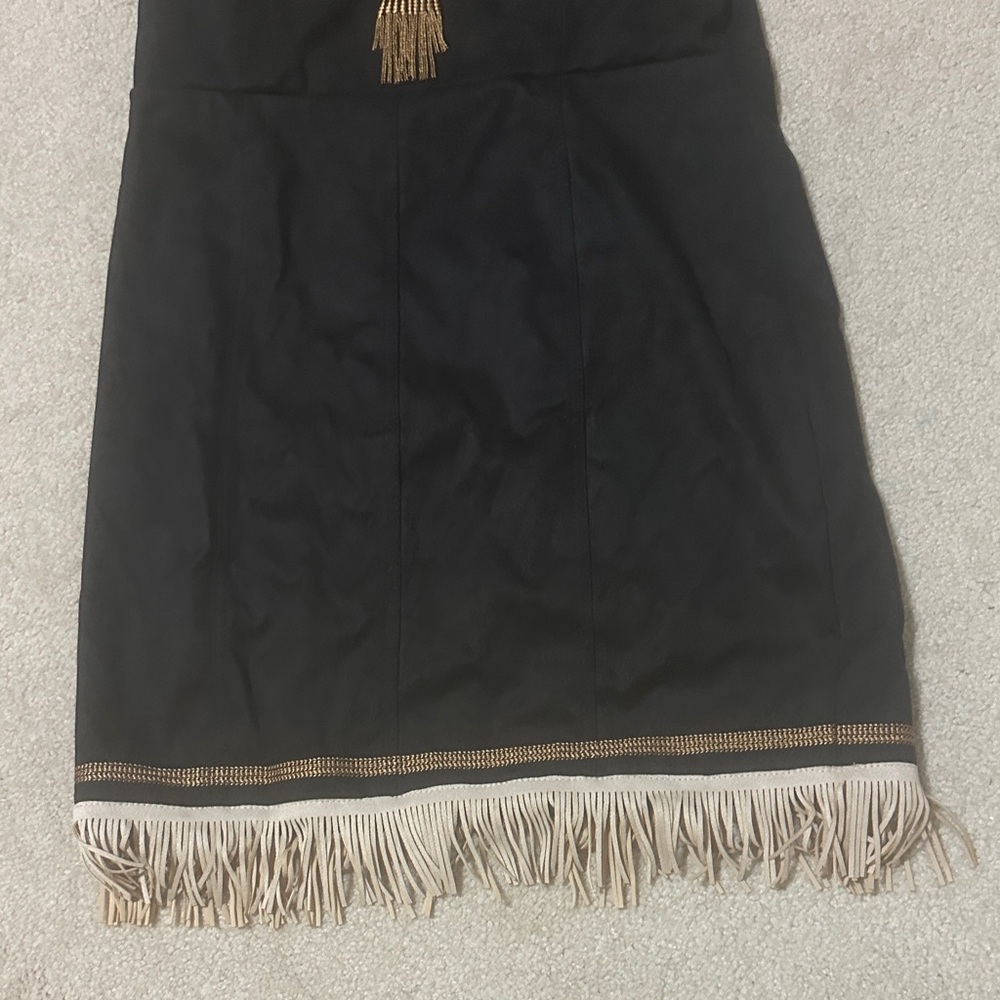 Elegant Black Mini Dress with Gold Accents - Picture 4 of 6
